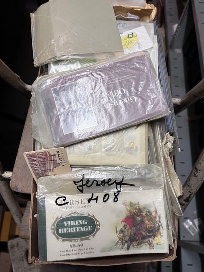 Cartons Monde : Lot de timbres du Monde dont...