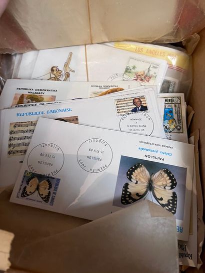 Cartons + Classeurs Monde : Important ensemble...