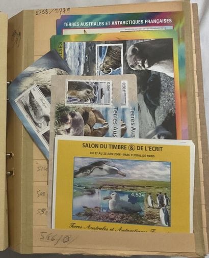 1 Album TAAF : Ensemble de multiple des timbres...