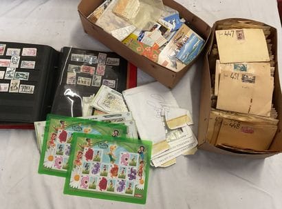 Boite + Albums Monde : Timbres du Monde +...
