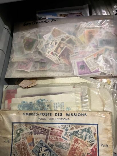 30 tiroirs Monde: Timbres du monde neufs...