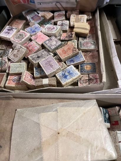 30 tiroirs Monde: Timbres du monde neufs...