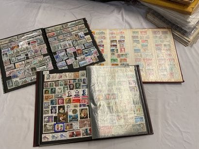 91 albums + Vrac. Monde: Timbres de toutes...
