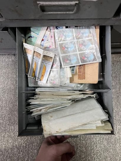 30 tiroirs Monde: Timbres du monde neufs...