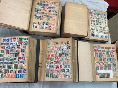 30 Albums Monde : Timbres de toutes périodes,...