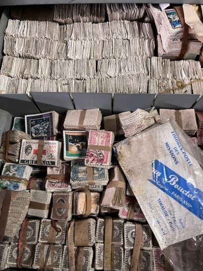 27 tiroirs Monde : Timbres de toutes périodes,...