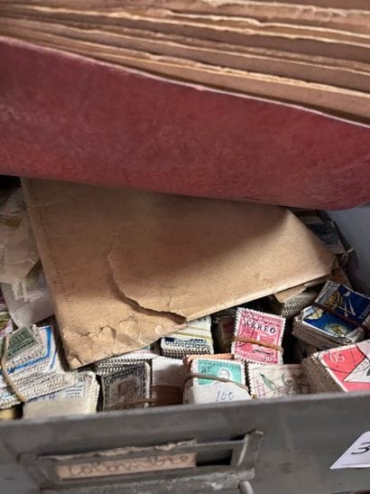 27 tiroirs Monde : Timbres de toutes périodes,...