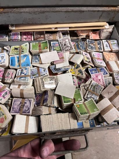 27 tiroirs Monde : Timbres de toutes périodes,...