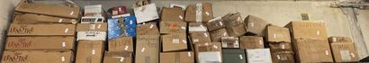41 cartons Monde : Important lot en carton...