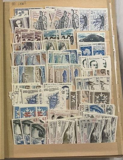 1 Album TAAF : Ensemble de multiple des timbres...