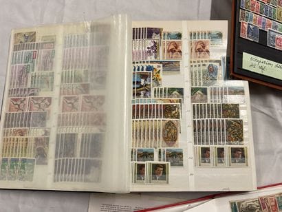 91 albums + Vrac. Monde: Timbres de toutes...