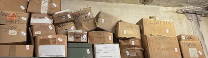 41 cartons Monde : Important lot en carton...