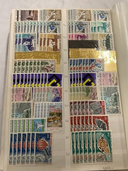 91 albums + Vrac. Monde: Timbres de toutes...