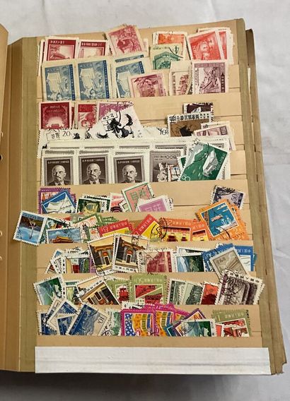 1 Album Chine : Album de stock de timbres...