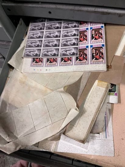30 tiroirs Monde: Timbres du monde neufs...
