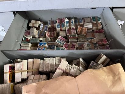 27 tiroirs Monde : Timbres de toutes périodes,...