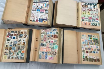 30 Albums Monde : Timbres de toutes périodes,...