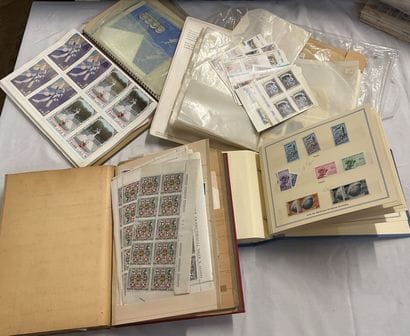 5 boites + 2 albums + vrac +++
Monde : Timbres...