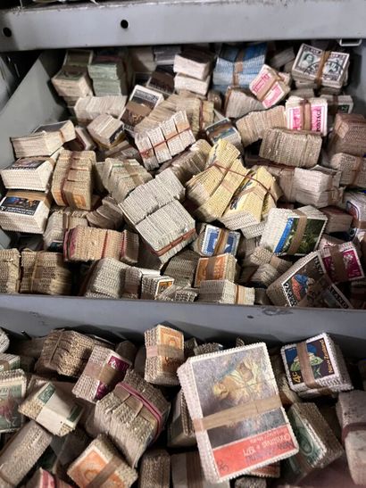 27 tiroirs Monde : Timbres de toutes périodes,...