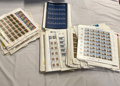 1 Carton Faciale : Important lot de timbres...