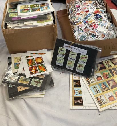9 cartons Monde : Lot de timbres en cartons...