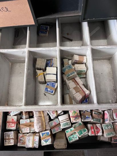80 Tiroirs Paquet de timbres : Important...