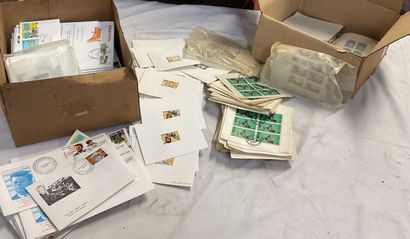 20 boites Monde + Thématique : Lot de timbres...