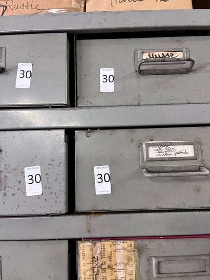 27 tiroirs Monde : Timbres de toutes périodes,...