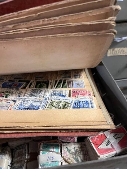 27 tiroirs Monde : Timbres de toutes périodes,...