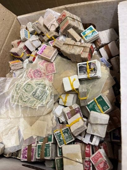 Cartons Monde : Lot de timbres du Monde dont...
