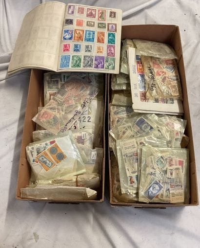 41 cartons Monde : Important lot en carton...