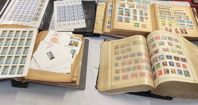 9 Albums Monde : Timbres de toutes périodes,...