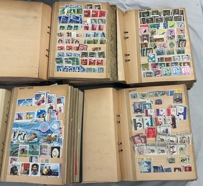 29 Albums Monde: Timbres de toutes périodes,...