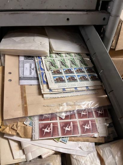 27 tiroirs Monde : Timbres de toutes périodes,...