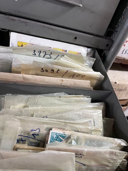 27 tiroirs Monde : Timbres de toutes périodes,...