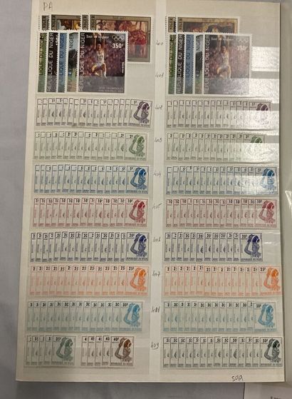 91 albums + Vrac. Monde: Timbres de toutes...