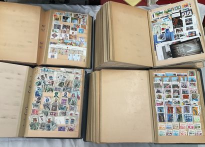 30 Albums Monde : Timbres de toutes périodes,...