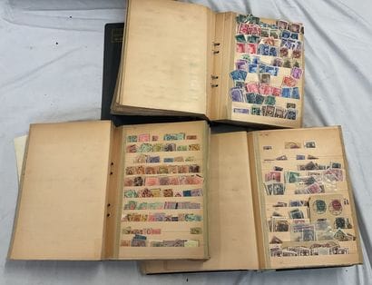 32 Albums Monde : Timbres de toutes périodes,...