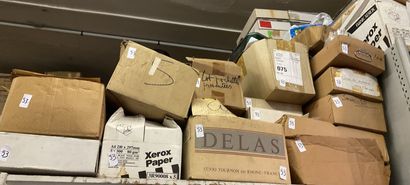 15 cartons Monde : Timbres du Monde rangés...