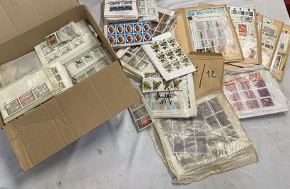68 cartons Monde : Important lot de timbres...