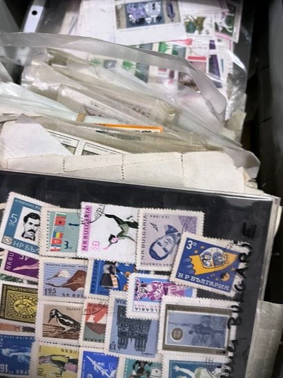 30 tiroirs Monde: Timbres du monde neufs...