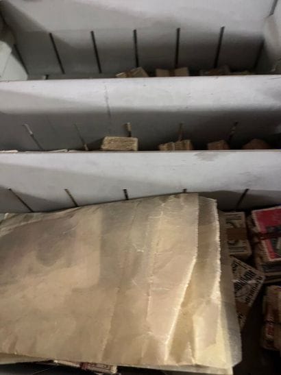 27 tiroirs Monde : Timbres de toutes périodes,...