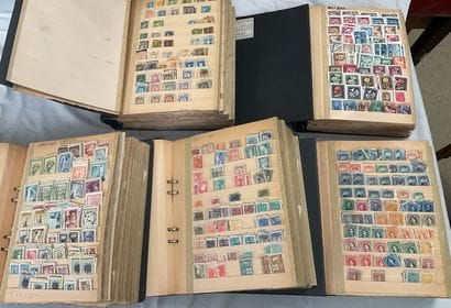 30 Albums Monde : Timbres de toutes périodes,...