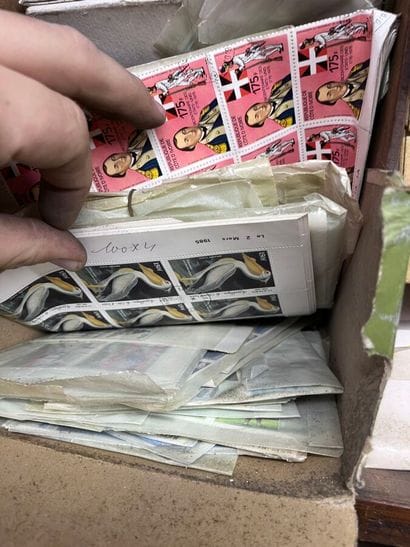 Cartons Monde : Lot de timbres du Monde dont...