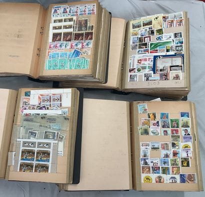 27 Albums Monde : Timbres de toutes périodes,...
