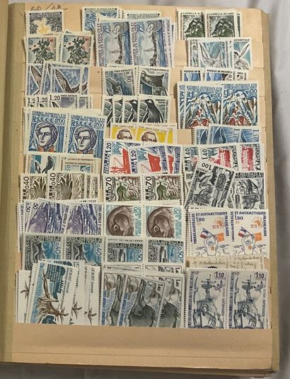 1 Album TAAF : Ensemble de multiple des timbres...