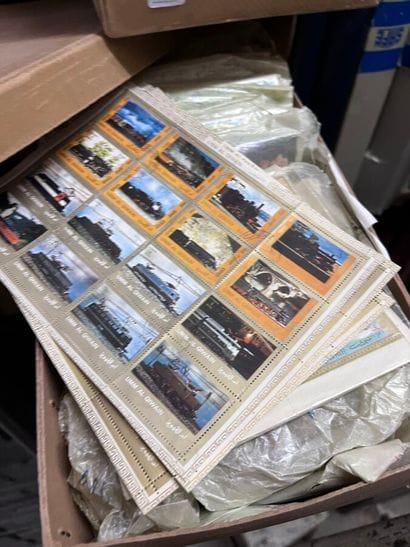 Cartons Monde : Lot de timbres du Monde dont...
