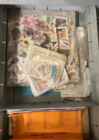 27 Tiroirs Monde : Timbres de toutes périodes,...