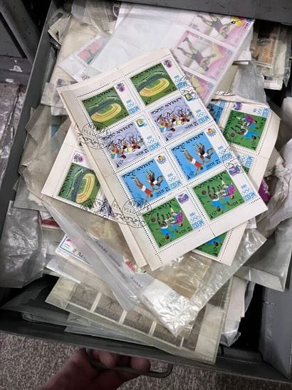 30 tiroirs Monde: Timbres du monde neufs...