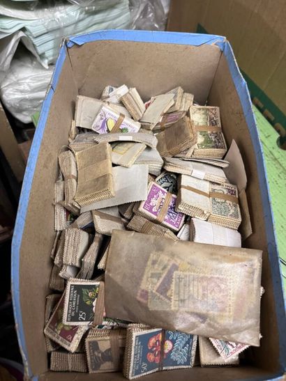 Cartons Monde : Lot de timbres du Monde dont...
